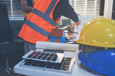 İnşaat alanında veya ofis binasında madencilik ışığı bulunan Mimari projenin kavramsal mimarı ve masası