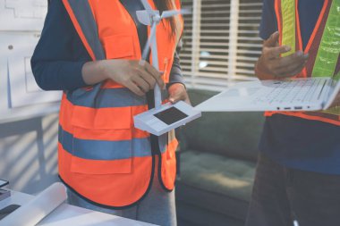 İnşaat alanında veya ofis binasında madencilik ışığı bulunan Mimari projenin kavramsal mimarı ve masası