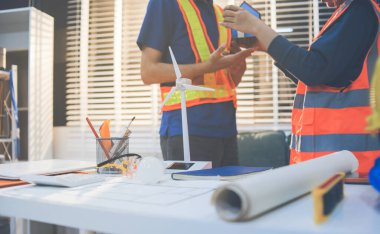 İnşaat alanında veya ofis binasında madencilik ışığı bulunan Mimari projenin kavramsal mimarı ve masası