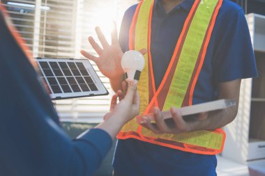 İnşaat alanında veya ofis binasında madencilik ışığı bulunan Mimari projenin kavramsal mimarı ve masası
