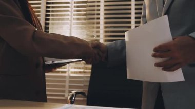 İş ortakları el sıkışıyor. ortaklık kavramı