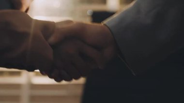 İş ortakları el sıkışıyor. ortaklık kavramı