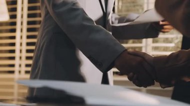 İş ortakları el sıkışıyor. ortaklık kavramı