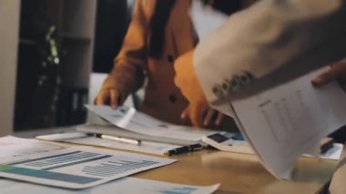 İnşaat ofisinde mühendisler ve mimarlarla iş görüşmesi.