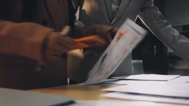 İnşaat ofisinde mühendisler ve mimarlarla iş görüşmesi.