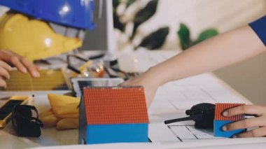 İnşaat ofisinde mühendisler ve mimarlarla iş görüşmesi.