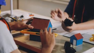 İnşaat ofisinde mühendisler ve mimarlarla iş görüşmesi.