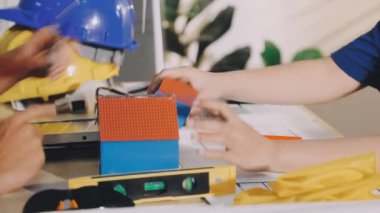 İnşaat ofisinde mühendisler ve mimarlarla iş görüşmesi.