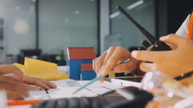 İnşaat ofisinde mühendisler ve mimarlarla iş görüşmesi.