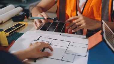 İnşaat ofisinde mühendisler ve mimarlarla iş görüşmesi.