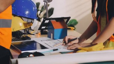 İnşaat ofisinde mühendisler ve mimarlarla iş görüşmesi.