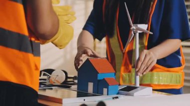 İnşaat ofisinde mühendisler ve mimarlarla iş görüşmesi.