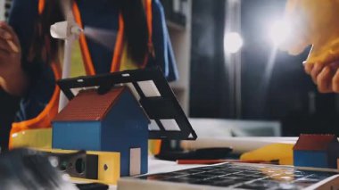 İnşaat ofisinde mühendisler ve mimarlarla iş görüşmesi.