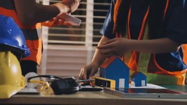 İnşaat ofisinde mühendisler ve mimarlarla iş görüşmesi.