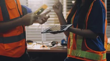 İnşaat ofisinde mühendisler ve mimarlarla iş görüşmesi.