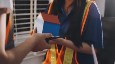 İnşaat ofisinde mühendisler ve mimarlarla iş görüşmesi.