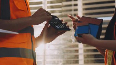 İnşaat ofisinde mühendisler ve mimarlarla iş görüşmesi.