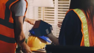 İnşaat ofisinde mühendisler ve mimarlarla iş görüşmesi.