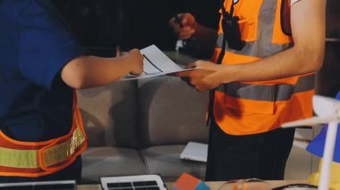 İnşaat ofisinde mühendisler ve mimarlarla iş görüşmesi.