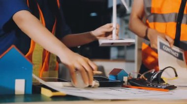 İnşaat ofisinde mühendisler ve mimarlarla iş görüşmesi.