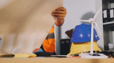 İnşaat ofisinde mühendisler ve mimarlarla iş görüşmesi.