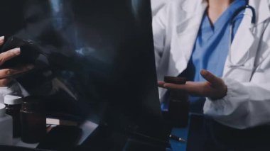 Başka bir hastaneden ya da laboratuvardan meslektaşımla çevrimiçi görüşme yaparken bilgisayar üzerinde çalışan başhekimin elleri