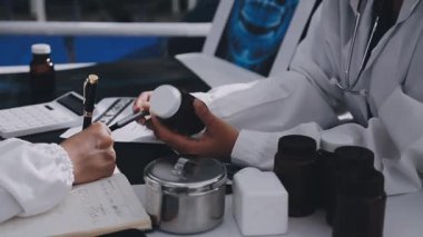 Başka bir hastaneden ya da laboratuvardan meslektaşımla çevrimiçi görüşme yaparken bilgisayar üzerinde çalışan başhekimin elleri