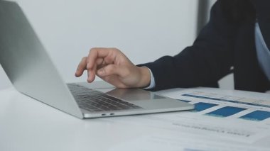 Genç işadamı dizüstü bilgisayarda çalışıyor..