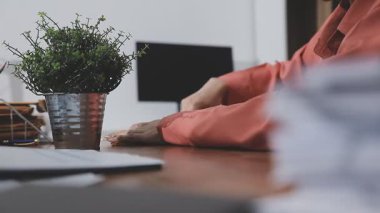 bilgisayarla iletişim mali rapor çalışma iş adamı