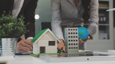 Emlakçının ofisteki müşteriye ev modeli vermesi, emlak sigortası.