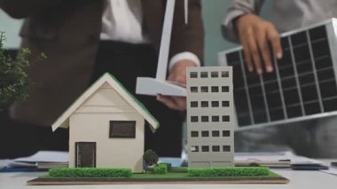 Emlakçı ev modelini gösteriyor.