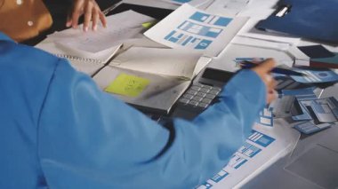 Kadın mühendis ofiste dizüstü bilgisayarda çalışıyor..