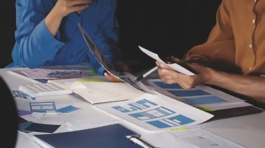 Modern ofiste birlikte çalışan iş adamları.