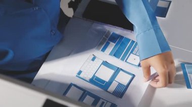 yakın plan - iş ekibinin grafikleri tartışması ve analiz etmesi