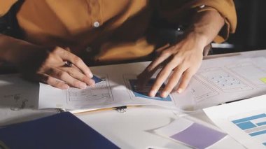 Ofiste çalışan tasarımcı