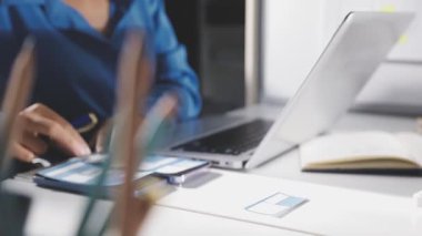 yakın plan - işyerindeki klavye üzerinde yazan kadın el yazısı