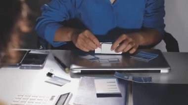 İşadamı dizüstü bilgisayarla çalışıyor