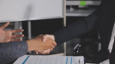 İş tokalaşması. İş ortakları el sıkışıyor