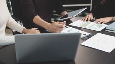 İş ekibi ofiste yeni bir modern proje üzerinde çalışıyor.