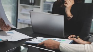 iş kadını ofiste dizüstü ile çalışma