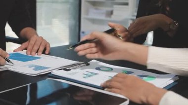 Yeni fikir ve analiz grafiğini tartışan iş adamlarından oluşan bir ekip, mali raporla iş ekibi toplantısının kapanışı, takım çalışması konsepti