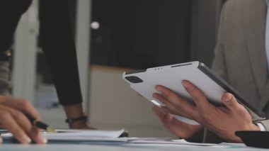 işadamı ofiste dijital tablet kullanma