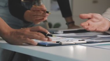 Bir panoda yazan iş adamı