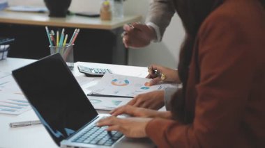 yakın plan - ofiste bilgisayarla çalışan iş kadınının görüntüsü