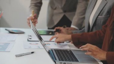 İş ekibi toplantısı ve ofiste beyin fırtınası.