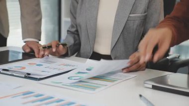 Finansal grafikle iş ekibi toplantısı. iş dünyası yeni proje, planlama, analiz ve stratejiyle çalışıyor.