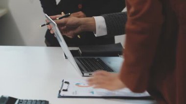 İşadamı ofiste dizüstü bilgisayarda çalışıyor.