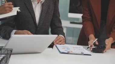 İş adamları iş yerinde mali stratejiyi tartışıyor ve planlıyor