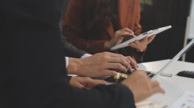 Kapat. İşadamı laptopuyla çalışıyor.