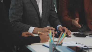 Ekonomik belgelerle toplantıdaki iş adamları